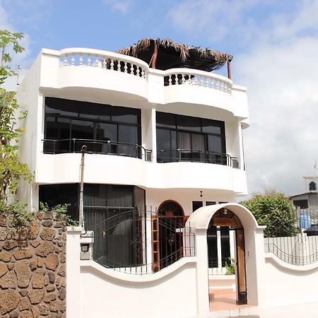 Planet House Hotell Puerto Ayora  Exteriör bild
