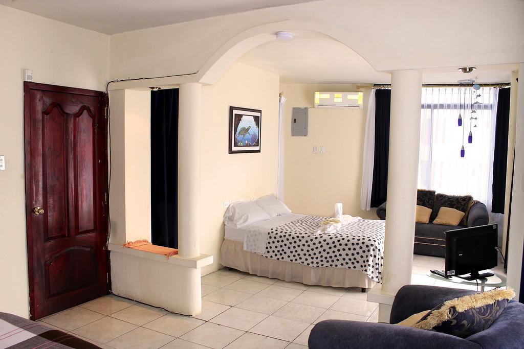 Planet House Hotell Puerto Ayora  Rum bild