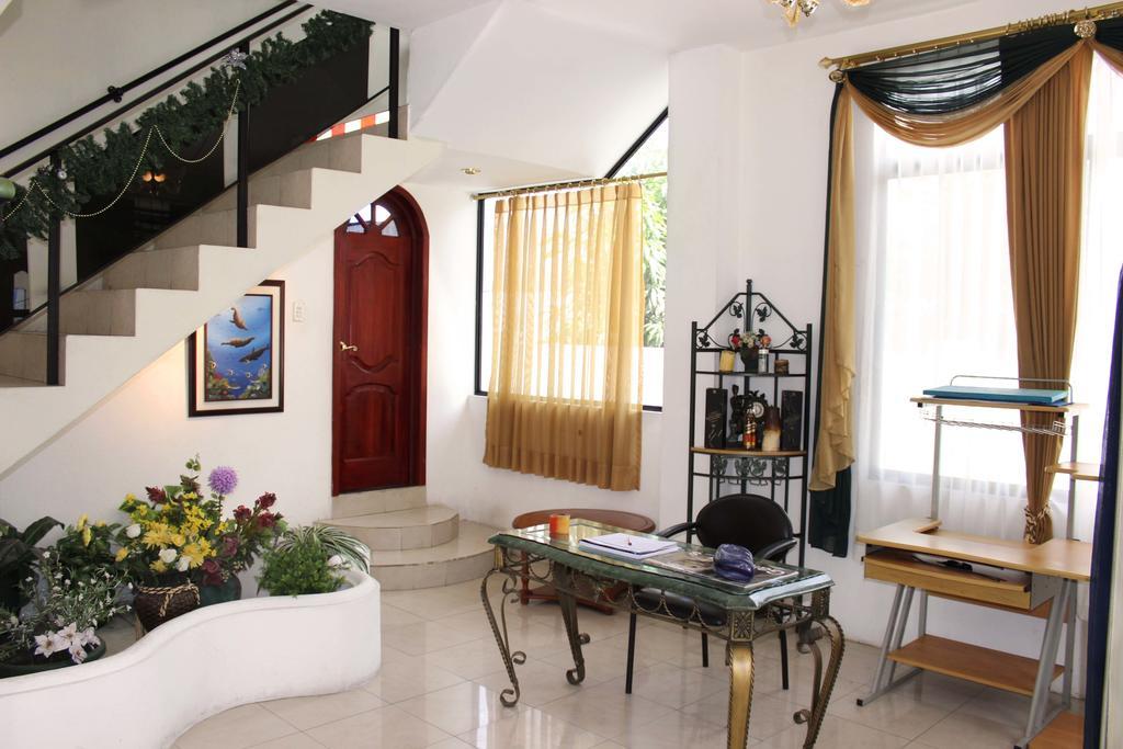 Planet House Hotell Puerto Ayora  Exteriör bild