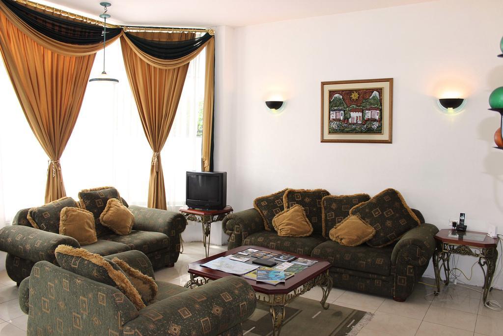 Planet House Hotell Puerto Ayora  Exteriör bild