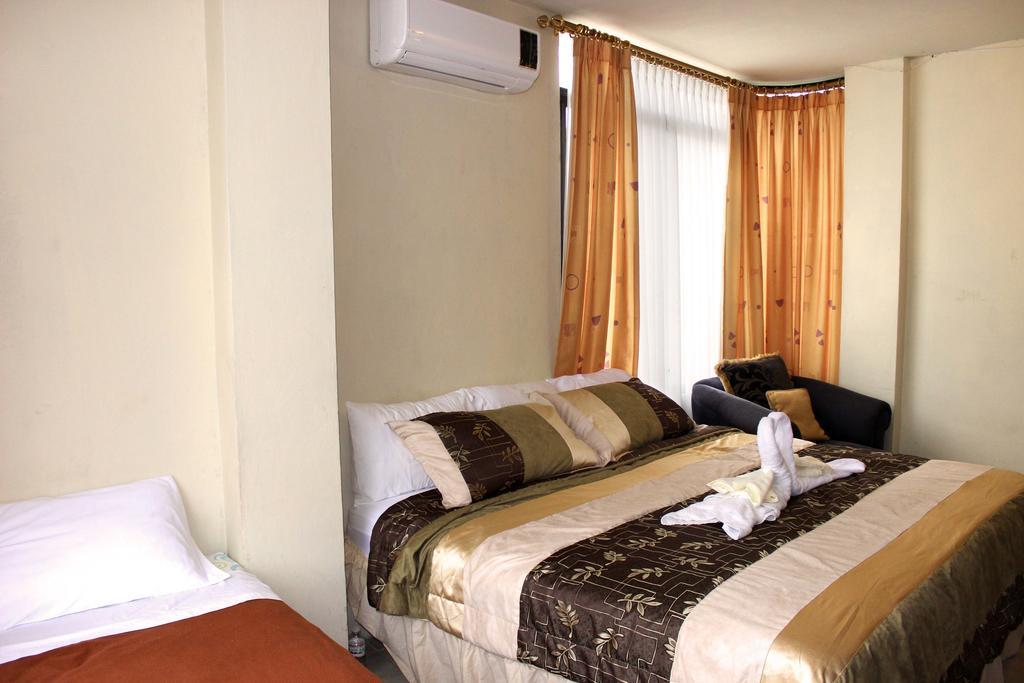 Planet House Hotell Puerto Ayora  Rum bild