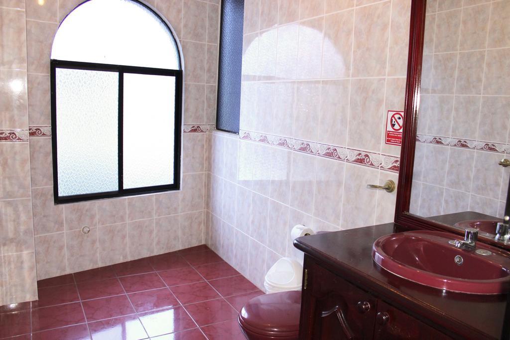 Planet House Hotell Puerto Ayora  Rum bild