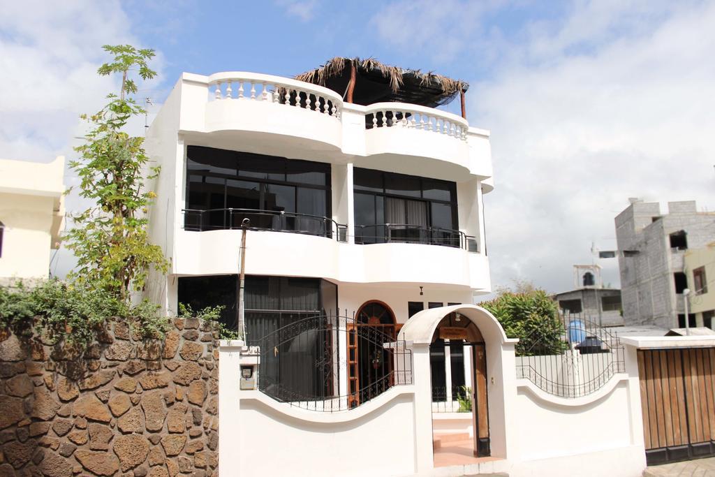 Planet House Hotell Puerto Ayora  Exteriör bild
