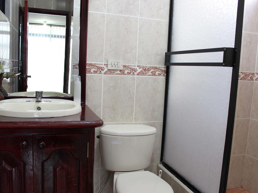 Planet House Hotell Puerto Ayora  Rum bild