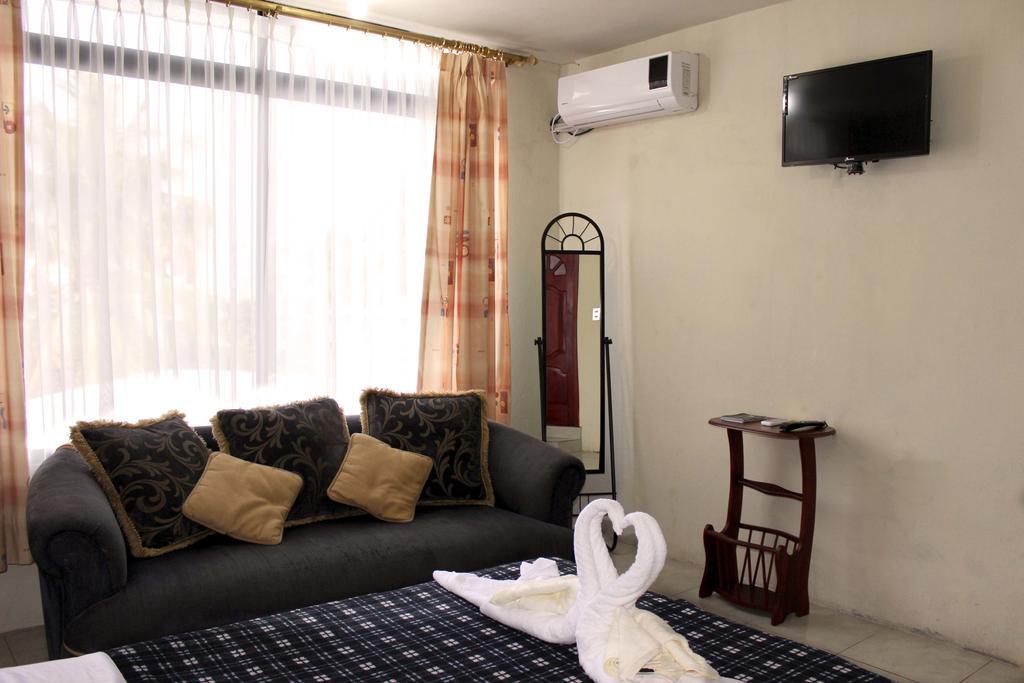 Planet House Hotell Puerto Ayora  Rum bild