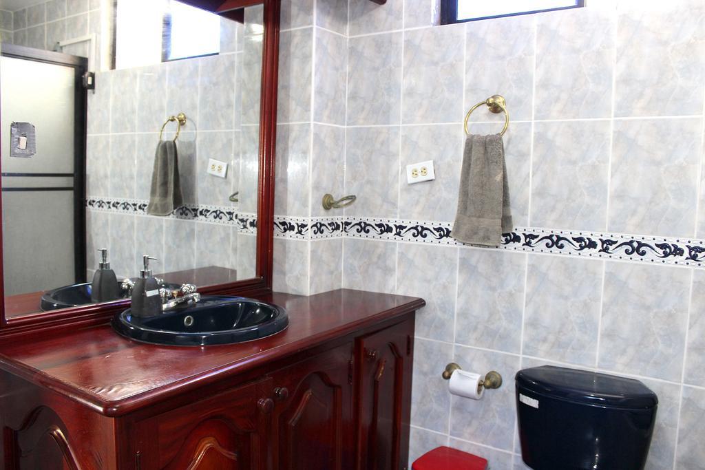 Planet House Hotell Puerto Ayora  Rum bild